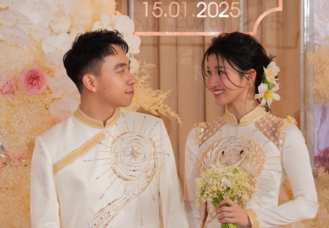 Doanh nhân Phạm Nhật Minh Hoàng bên á hậu Phương Nhi tại lễ ăn hỏi, ngày 15/1. Ảnh: Linh Linh