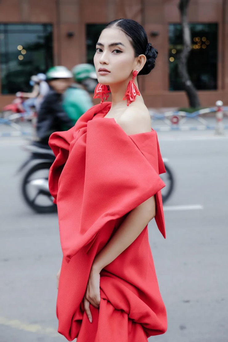 Trương Thị May sinh năm 1988 tại Phnom Penh (Campuchia), là người Việt gốc Khmer. Cô từng đoạt danh hiệu Á hậu 1 cuộc thi “Hoa hậu thế giới phụ nữ 2006”; Á hậu 1 cuộc thi “Hoa hậu các dân tộc Việt Nam năm 2007”. Năm 2013, cô đại diện nhan sắc trong nước thi Miss Universe tại Nga.