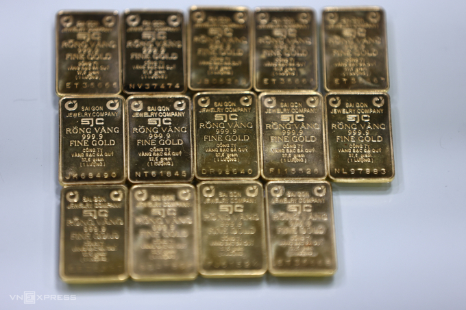 Vàng miếng SJC trưng bày tại cửa hàng. Ảnh: Quỳnh Trần