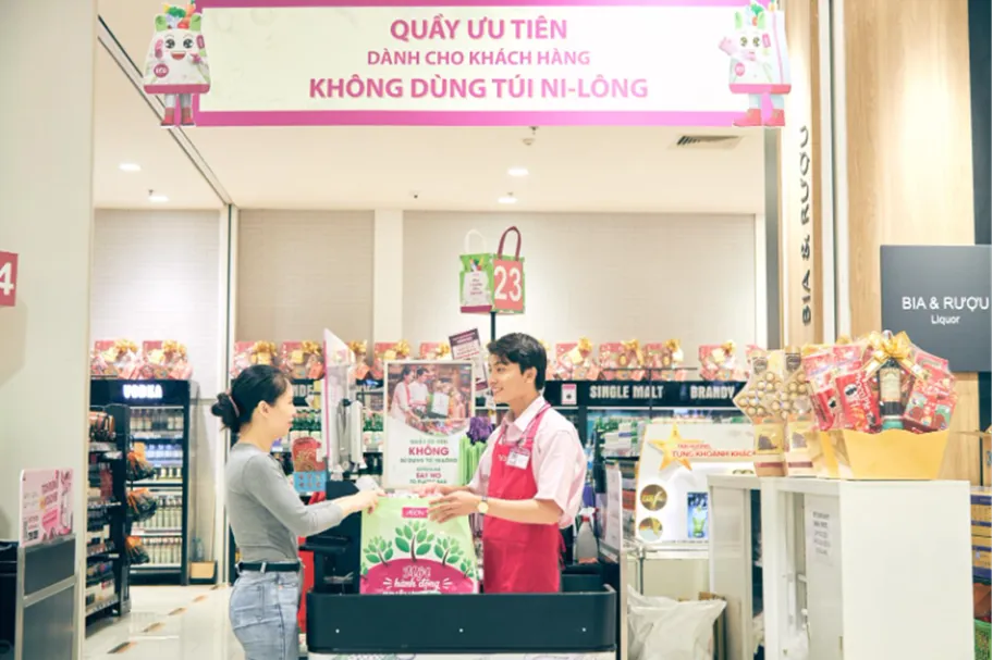 Thái độ tận tâm và tinh thần phục vụ là yếu tố quan trọng giúp AEON duy trì được sự tin tưởng của khách hàng. aeon-viet-nam-noi-kien-tao-hanh-trinh-phat-trien-toan-dien-cho-nhan-vien.png