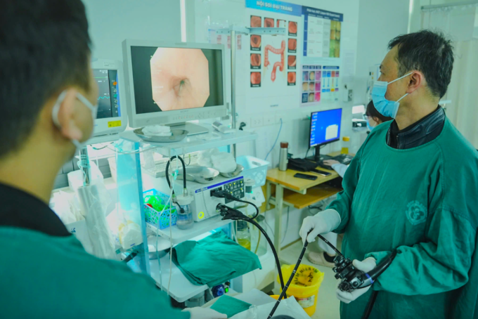 Các bác sĩ Bệnh viện Bạch Mai nội soi dạ dày, đại tràng cho bệnh nhân. Ảnh:Thế Anh