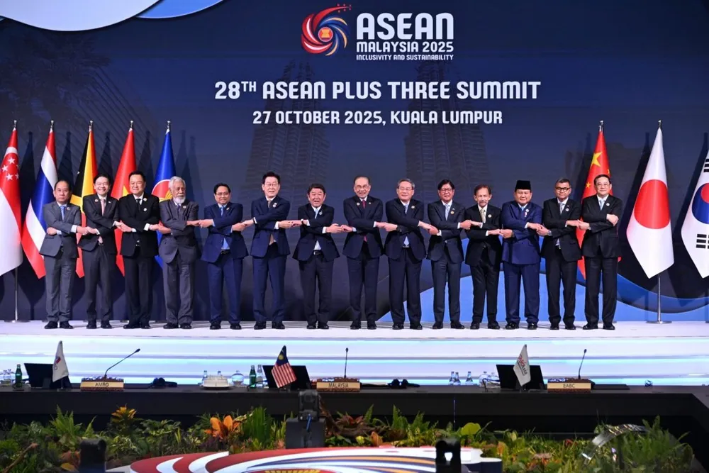 Lãnh đạo các nước ASEAN+3 tại Hội nghị Cấp cao ASEAN+3 lần thứ 28 ở thủ đô Kuala Lumpur (Malaysia) ngày 27-10. Ảnh: ASEAN asean-3-thong-qua-tuyen-bo-chung-ve-hop-tac-kinh-te-va-tai-chinh.jpg