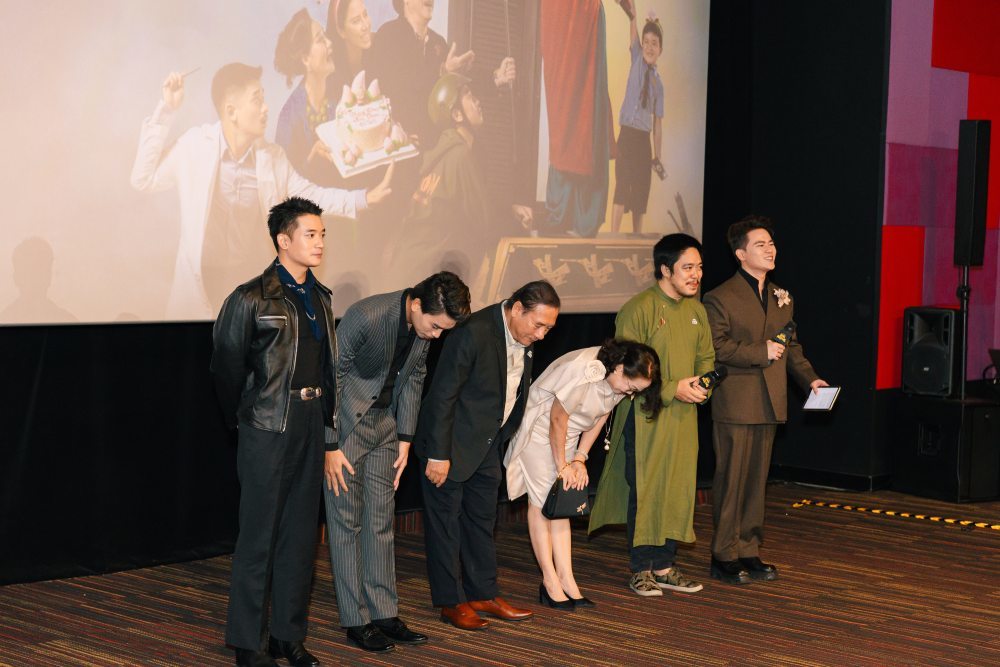  
Đoàn phim gửi lời chào trước khi khách mời xem phim