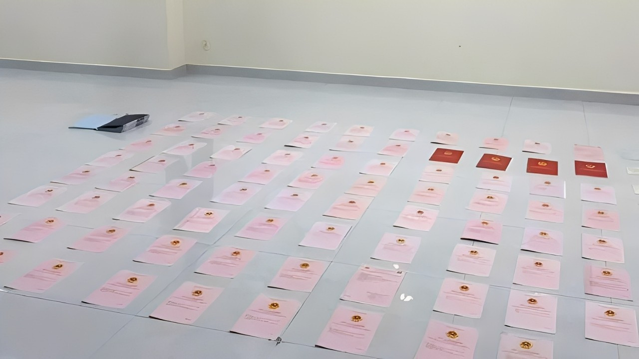 80 giấy chứng nhận quyền sử dụng đất được tìm thấy trong két sắt tại nhà Ngân 98.