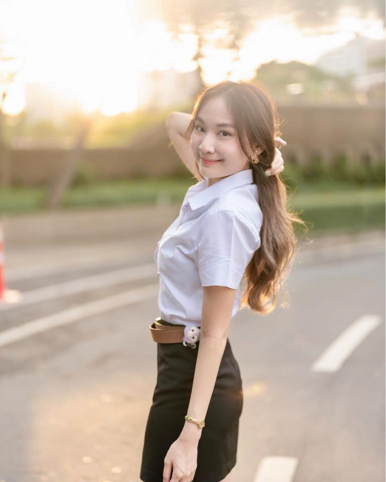 Ái nữ nhà HLV Kiatisuk xinh như hoa hậu, từng được 