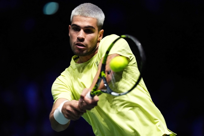 Alcaraz đánh trái tay trong trận gặp Norrie, trên sân Trung tâm ở tổ hợp La Defense, Paris, Pháp hôm 28/10. Ảnh: Reuters