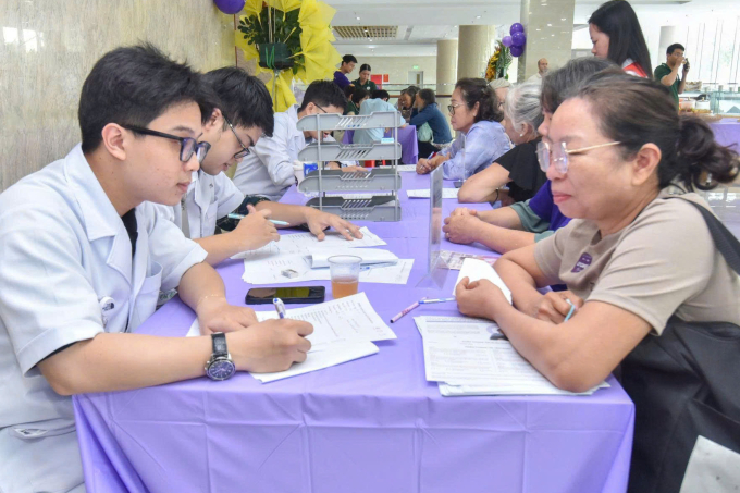 Người dân được đánh giá trí nhớ và sàng lọc bệnh miễn phí, tư vấn sức khỏe, tham gia các hoạt động tiệm cà phê ký ức, tô màu tăng cường nhận thức... tại chương trình ngày 4/9. Ảnh: Bệnh viện cung cấp