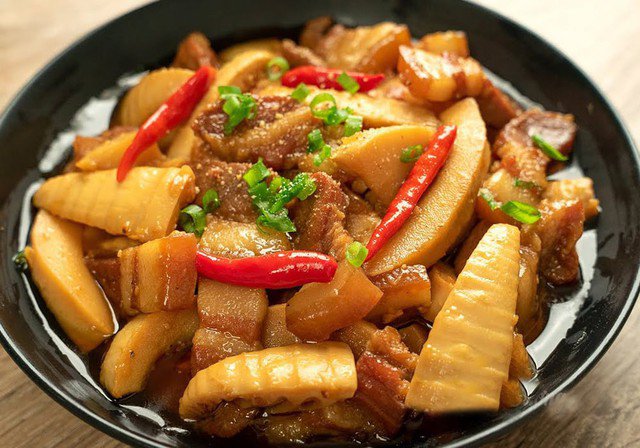 Ấm bụng với 2 món ăn mặn ngon dân dã, làm nhanh gọn, rất đưa cơm ngày mưa bão - 1