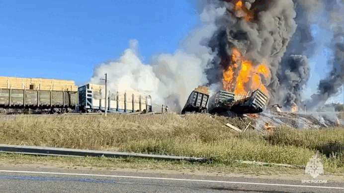 VIDEO: Tàu chở nhiên liệu va xe tải, trật đường ray và bốc cháy dữ dội ở Nga