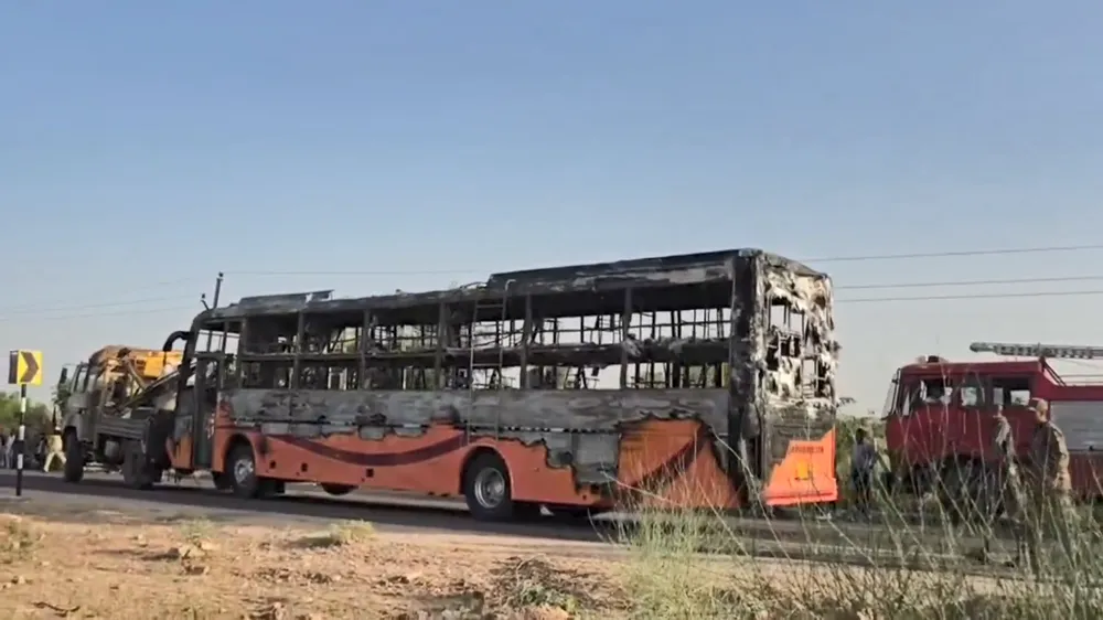 Khung chiếc xe khách bốc cháy giữa cao tốc Jaisalmer-Jodhpur (bang Rajasthan, tây bắc Ấn Độ) được cẩu đi khỏi hiện trường. Ảnh chụp màn hình: X Xe khách bốc cháy giữa đường cao tốc được cẩu đi.png