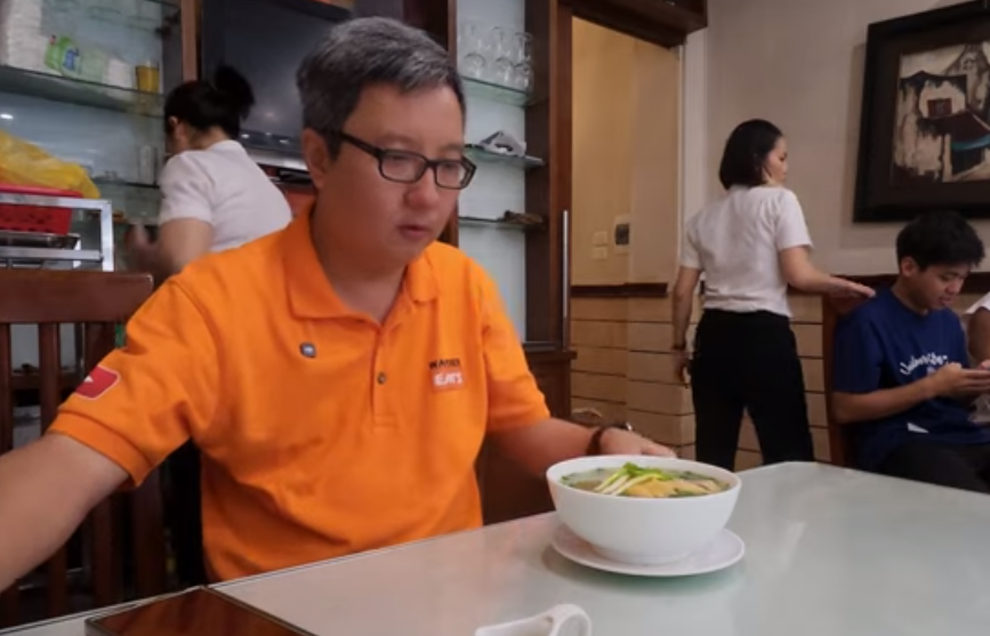 Ăn phở giá 150.000 đồng và 60.000 đồng ở Hà Nội, khách nước ngoài nói gì? - 1