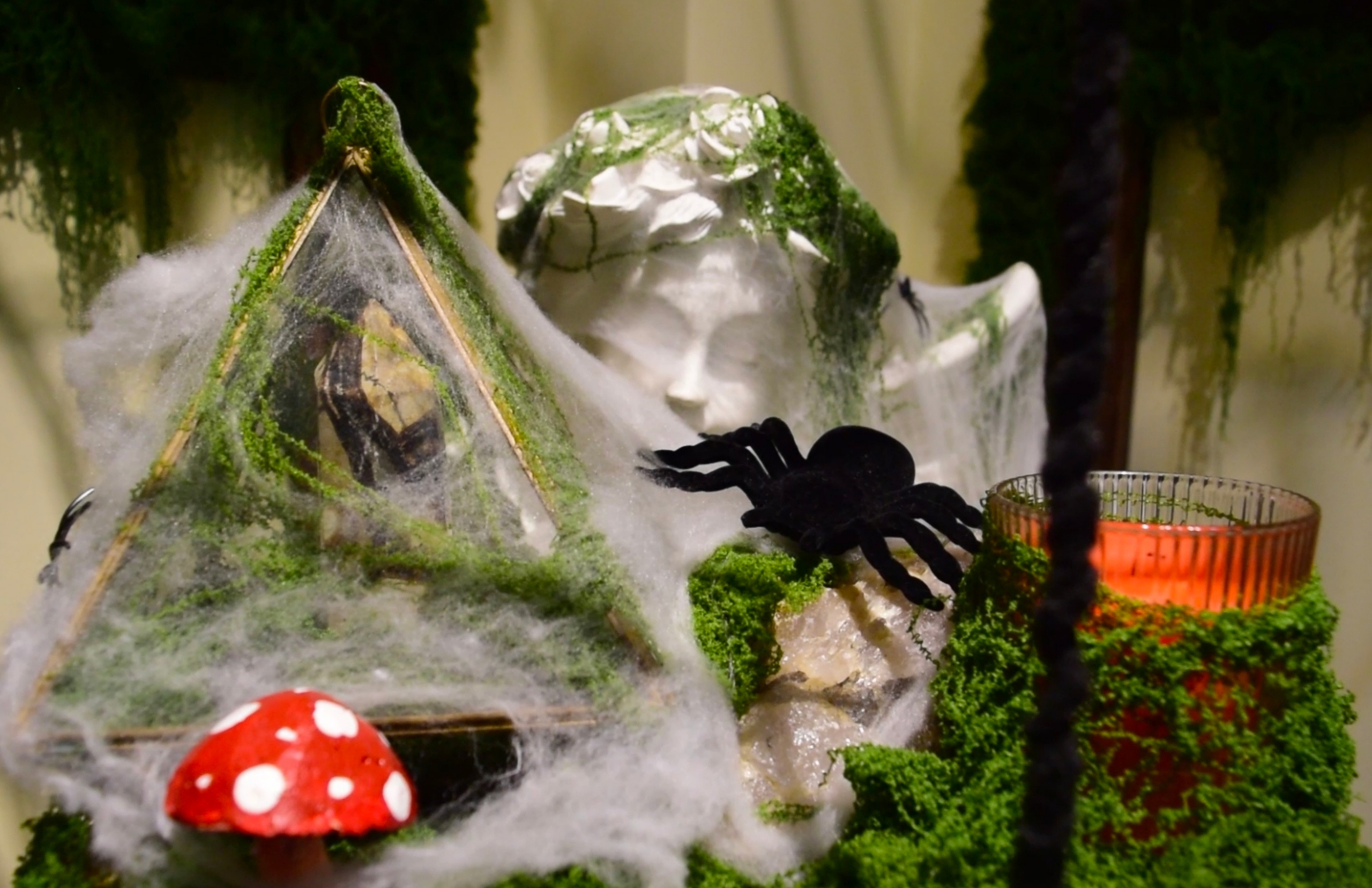 Ấn tượng màu sắc lễ hội Halloween giữa mùa mưa  - Ảnh 1.