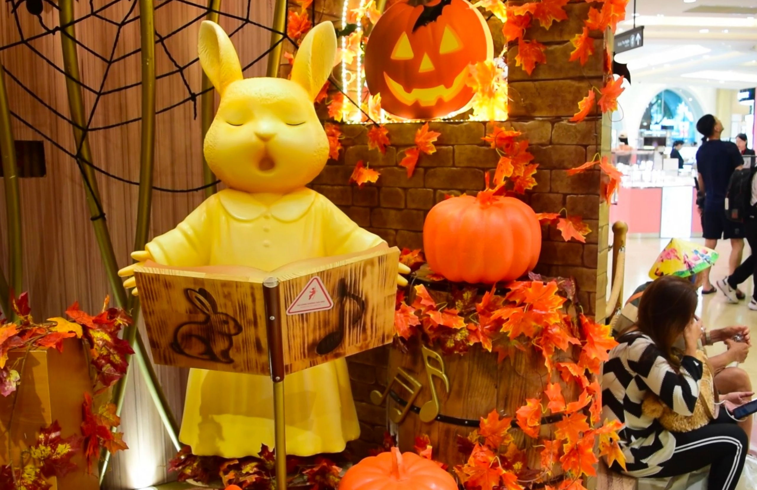 Ấn tượng màu sắc lễ hội Halloween giữa mùa mưa  - Ảnh 18.