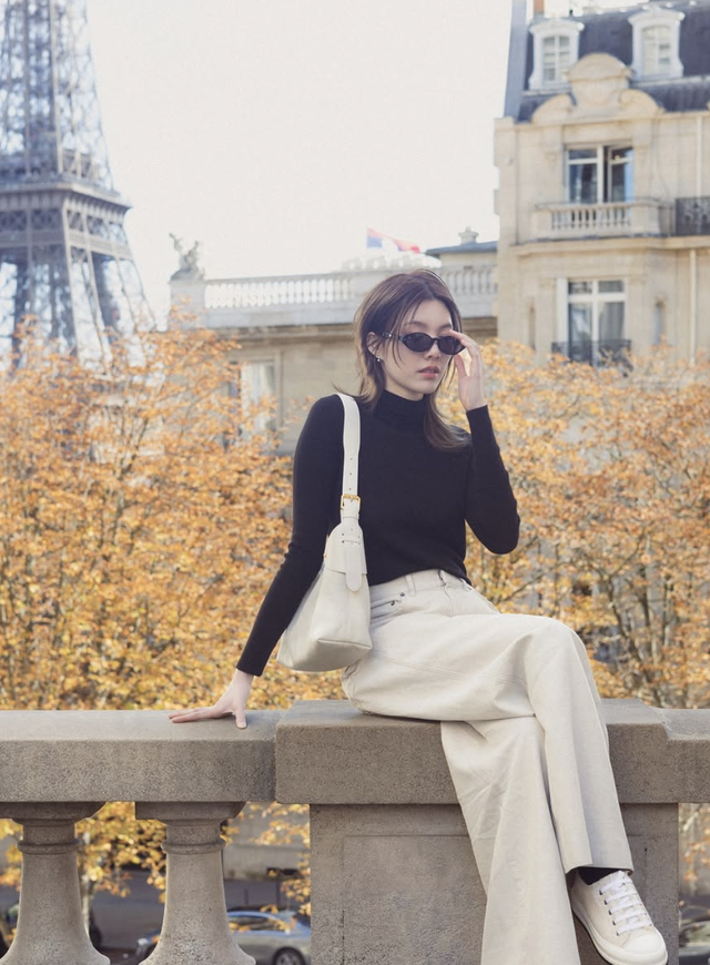 Áo cổ lọ trung tính khẳng định vẻ đẹp thời thượng ngày thu- Ảnh 1.