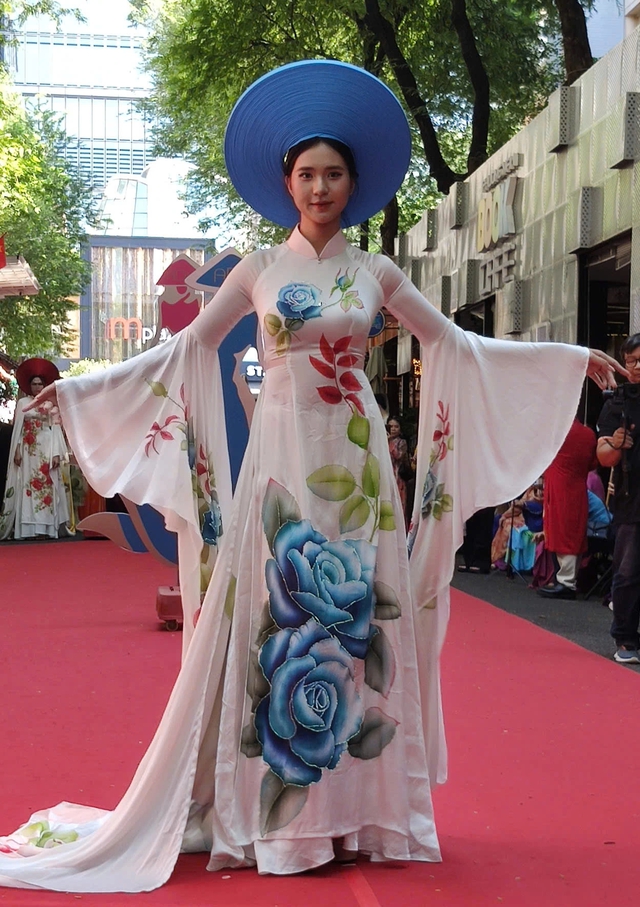 Áo dài giữa phố, nơi truyền thống 'chạm' vào nhịp sống thành thị- Ảnh 2.