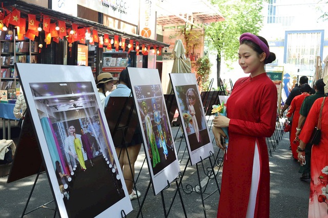 Áo dài giữa phố, nơi truyền thống 'chạm' vào nhịp sống thành thị- Ảnh 1.