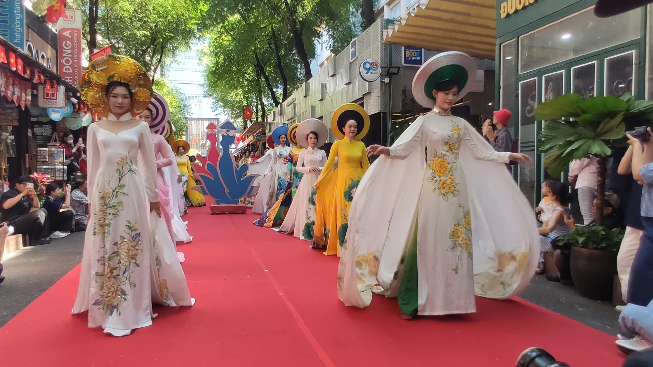 NSƯT Hải Phượng: Áo dài là dấu hiệu để thế giới nhận ra người Việt Nam - Ảnh 1.