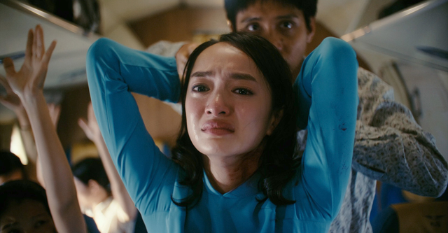 Áo dài xanh xuất hiện trong Tử Chiến Trên Không là lịch sử đặc biệt của Vietnam Airlines- Ảnh 1.