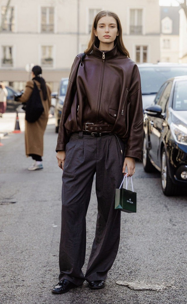 Áo khoác cổ cao 'thống trị' mùa mốt này- Ảnh 1.