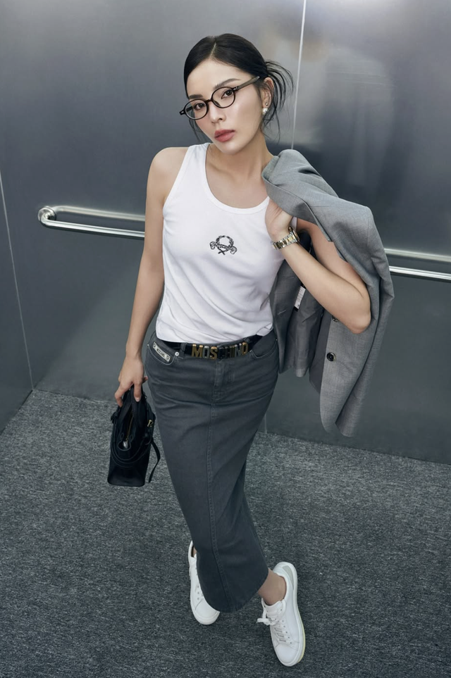 Áo tank top luôn được xem là món đồ 'dễ ghi điểm' 1 Áo tank top luôn được xem là món đồ 'dễ ghi điểm' - Ảnh 1.