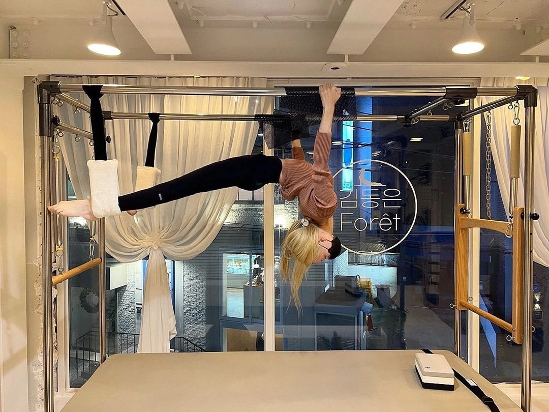 Pilates là bộ môn giúp Roh Jeong Eui duy trì vóc dáng săn chắc, cải thiện tư thế và tăng độ dẻo dai. Các động tác nhẹ nhàng nhưng tác động sâu vào nhóm cơ trung tâm, giúp đốt mỡ hiệu quả mà không gây áp lực lên khớp, mang lại thân hình cân đối và tinh thần thư thái.