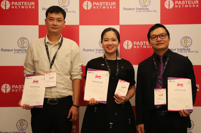 Từ trái qua, các bác sĩ Phạm Văn Khang, Trương Thị Thùy Dung, Lê Hoàng Thiệu - những người được vinh danh nằm trong top 40 gương mặt trẻ dưới 40 tuổi của Mạng lưới Pasteur toàn cầu. Ảnh: Hiểu Khuê