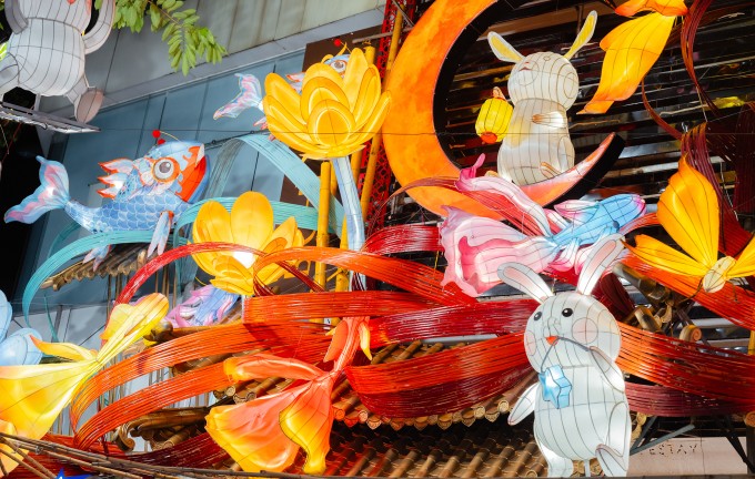 Ba điểm không nên bỏ lỡ chơi Tết Trung thu ở Hà Nội 1 Mô hình trăng, thỏ ngọc và cá chép khổng lồ ở Hàng Mã. Ảnh: Tùng Đinh