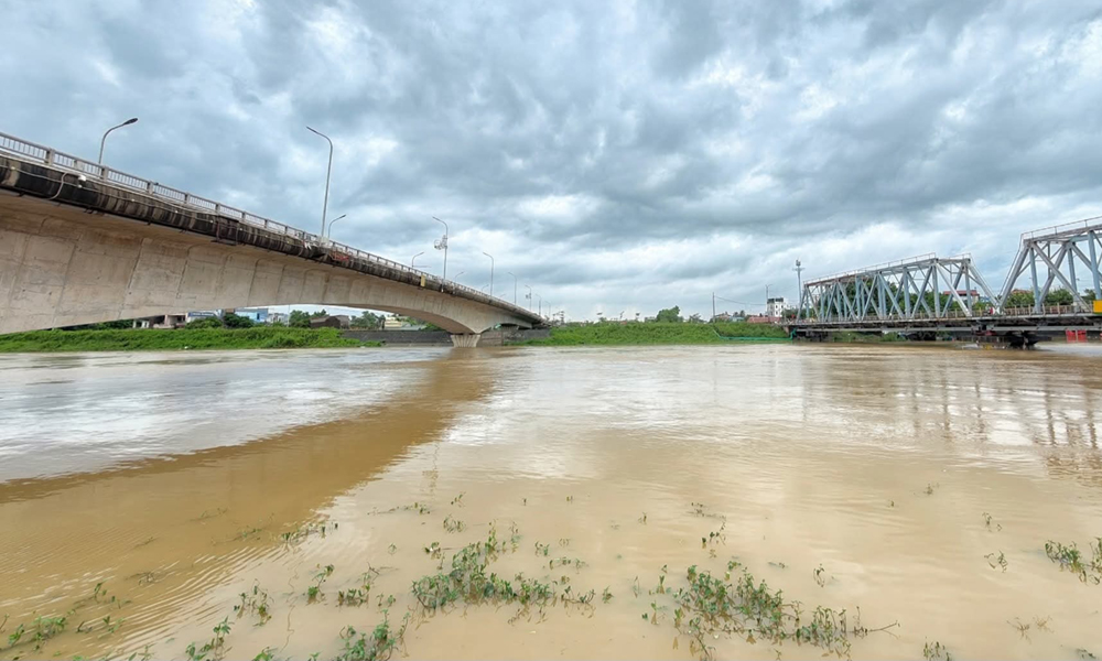 Bắc Ninh cảnh báo Mưa lũ trên sông Thương , di dời hàng trăm hộ dân bị cô lập - Ảnh 1. Bắc Ninh cảnh báo Mưa lũ trên sông Thương , di dời hàng trăm hộ dân bị cô lập - Ảnh 1.