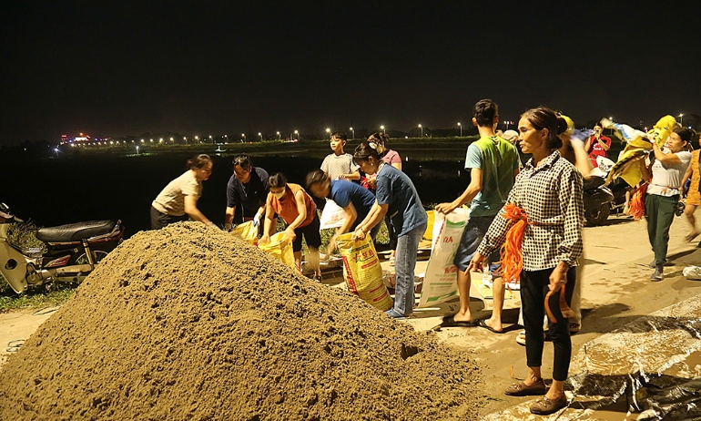 Bắc Ninh khẩn trương gia cố đê phòng chống lũ , hàng nghìn hộ dân bị cô lập - Ảnh 1. Bắc Ninh khẩn trương gia cố đê phòng chống lũ , hàng nghìn hộ dân bị cô lập - Ảnh 1.