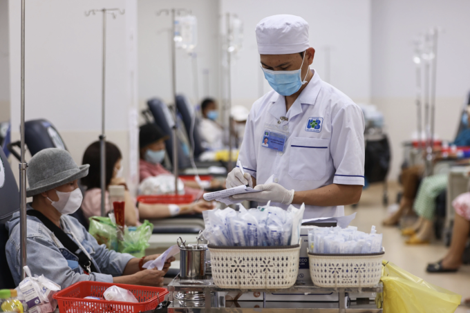 Bác sĩ hóa trị cho bệnh nhân ung thư tại Bệnh viện Ung Bướu TP HCM cơ sở 2, tháng 6/2024. Ảnh: Quỳnh Trần