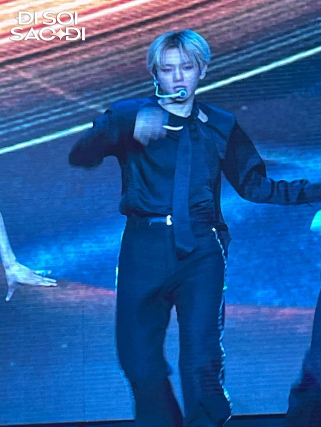 Nam thần Kpop sang Việt Nam vấp chân suýt vồ ếch trên sân khấu, mẩn đỏ dị ứng lan khắp cổ- Ảnh 2.