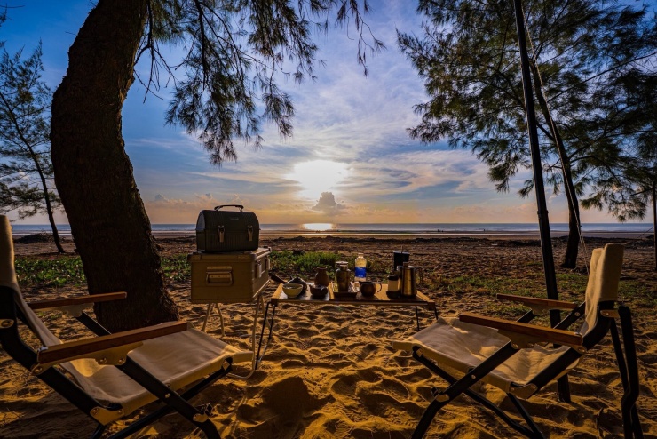 Gia đình Hà Nội lựa chọn cắm trại ở biển Hải Lĩnh