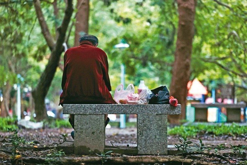 Bán 20 cây vàng mua nhà 12 tỷ đồng, 2 năm sau phải ra đường kiếm từng đồng lẻ, người đàn ông cay đắng thừa nhận: “Đời tôi thất bại”- Ảnh 1.