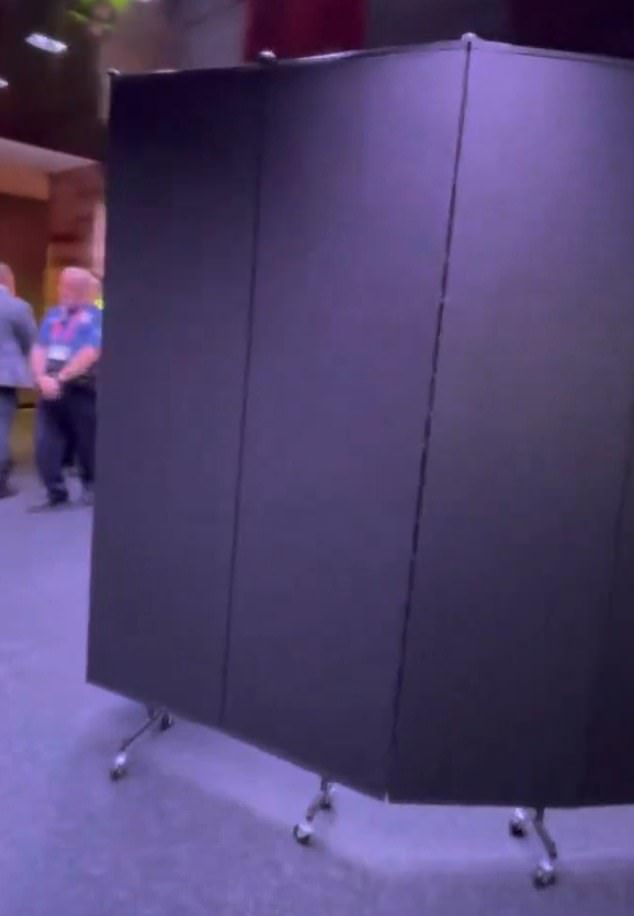 Bạn bè tiết lộ lý do rùng rợn khiến Taylor Swift phải trốn sau màn chống đạn khi ra SVĐ cổ vũ chồng sắp cưới- Ảnh 2.