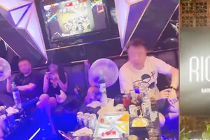 Điều tiếp viên đi khách giá 8 triệu và buôn bá khí cười, chủ KTV Richy 7 bị xử lý