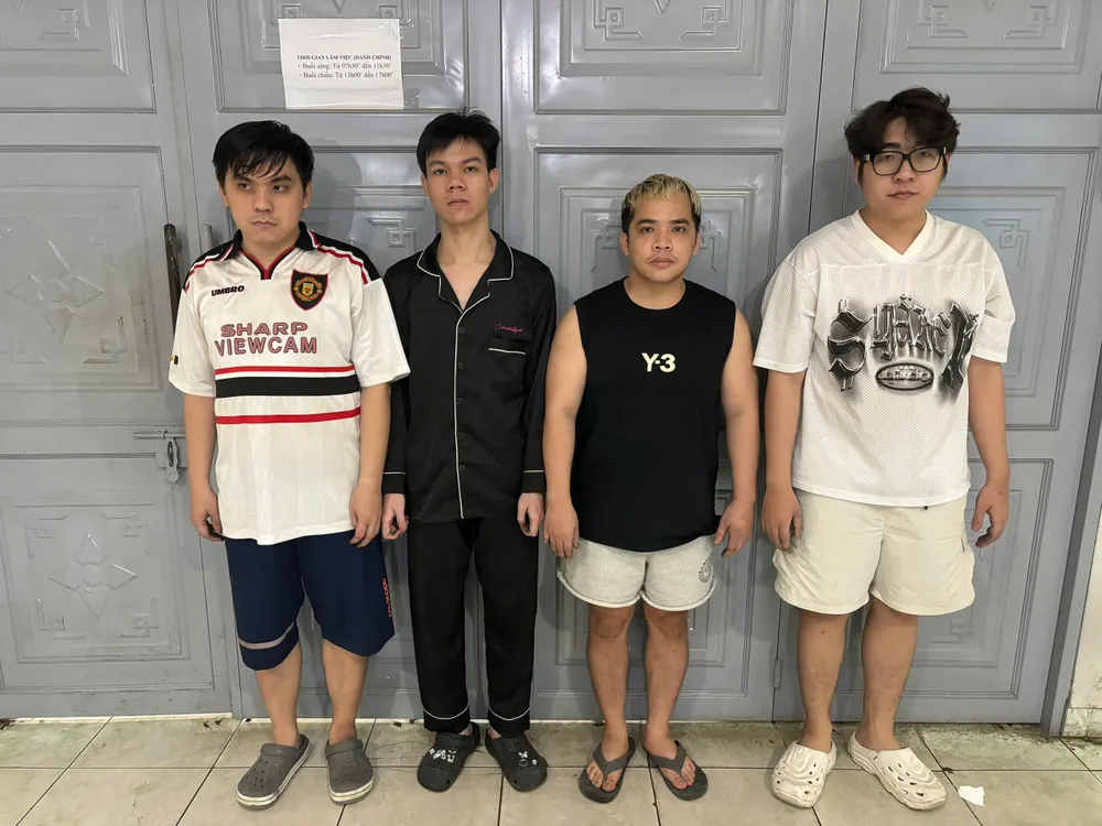 Nhóm chủ quán, quản lý và nhân viên bị Công an TP.HCM khởi tố. Ảnh: CA Bán bóng cười cho khách quen trong 6 tháng, bar Destiny thu lời 7 tỉ