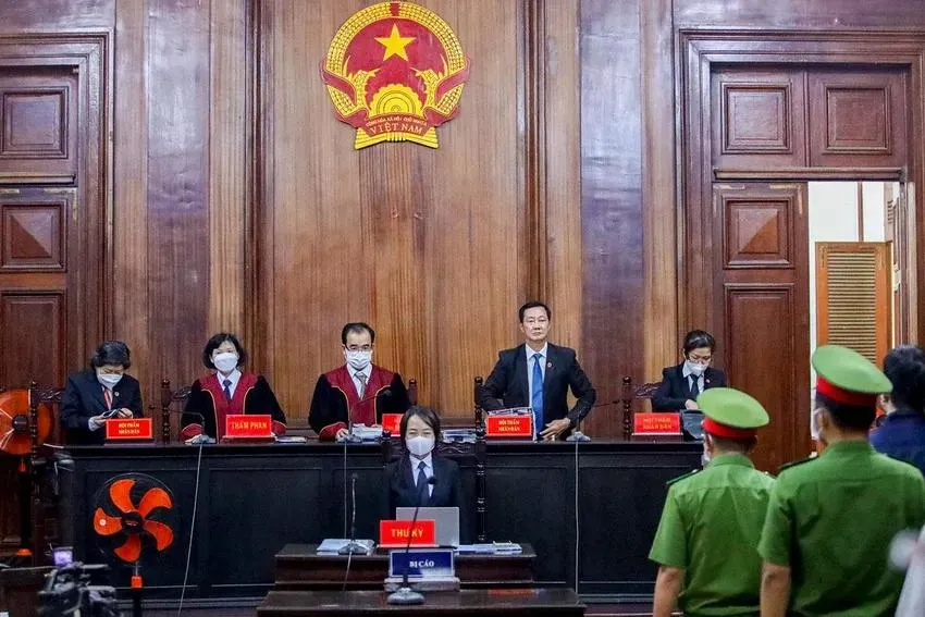 Việt Nam đang áp dụng chế định hội thẩm nhân dân tham gia xét xử ở các phiên tòa sơ thẩm. Trong ảnh: Hội thẩm nhân dân tham gia HĐXX trong một phiên tòa tại TAND TP.HCM. Ảnh: NGUYỆT NHI doan-hoi-tham.jpg