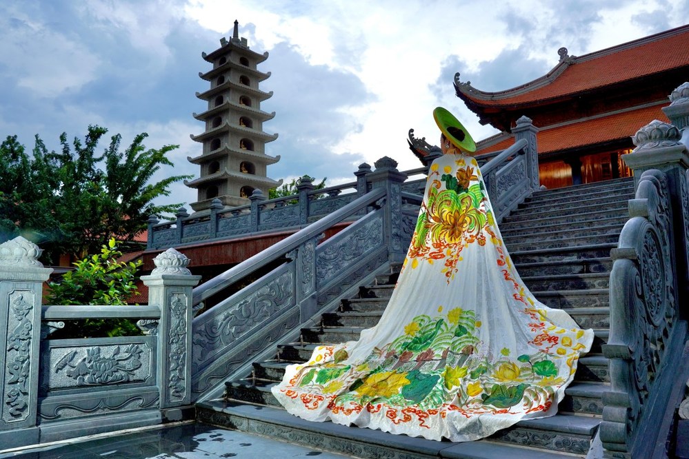 Ban sac Viet ruc ro trong tung duong net ao