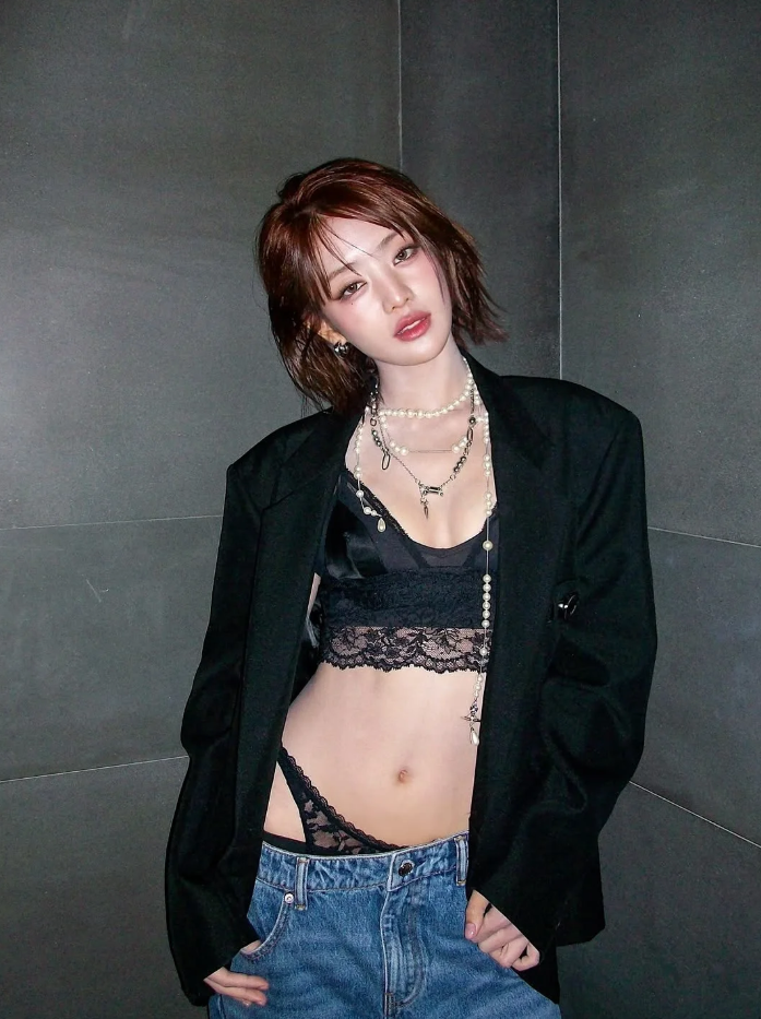 Bạn thân Lisa bất ổn, khoe nội y lố lăng trong sự kiện về ung thư vú- Ảnh 1.