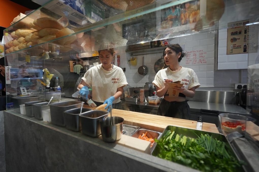 Bánh mì Việt Nam gây sốt tại Hong Kong, chinh phục cả tài tử Tạ Đình Phong - 1