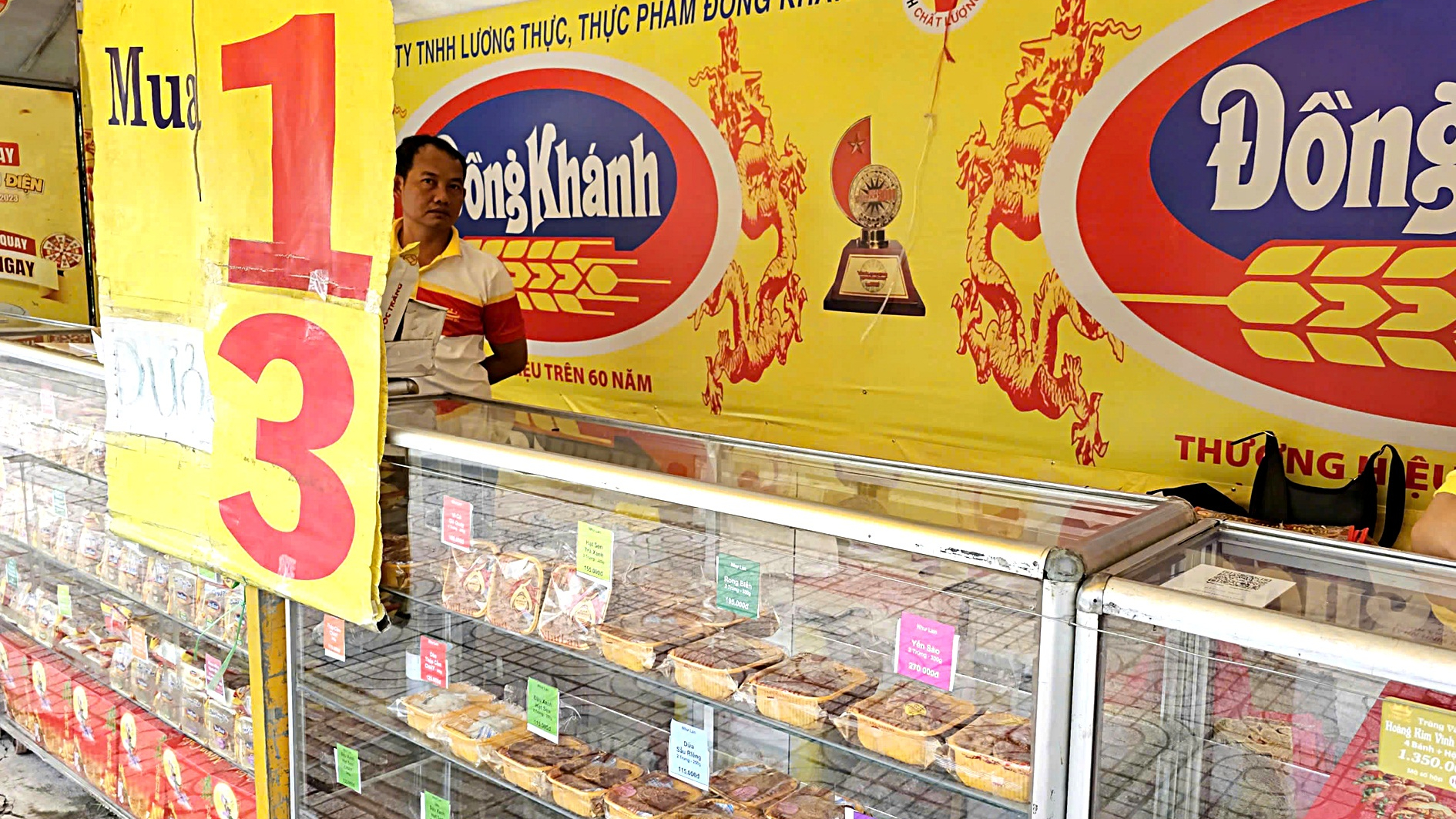 Bánh trung thu ế, sao vẫn bán? - Ảnh 1.