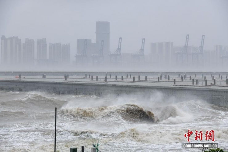 Bão Matmo đổ bộ thành phố Hải Khẩu, tỉnh Hải Nam của Trung Quốc trong chiều 5/10. Ảnh: China News.