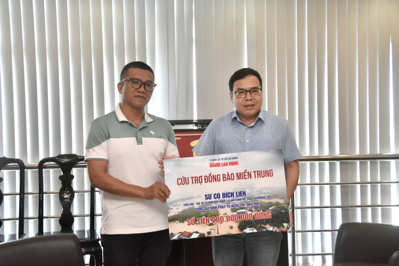 Báo Người Lao Động nhận 200 triệu đồng hỗ trợ đồng bào miền Trung - Ảnh 1.