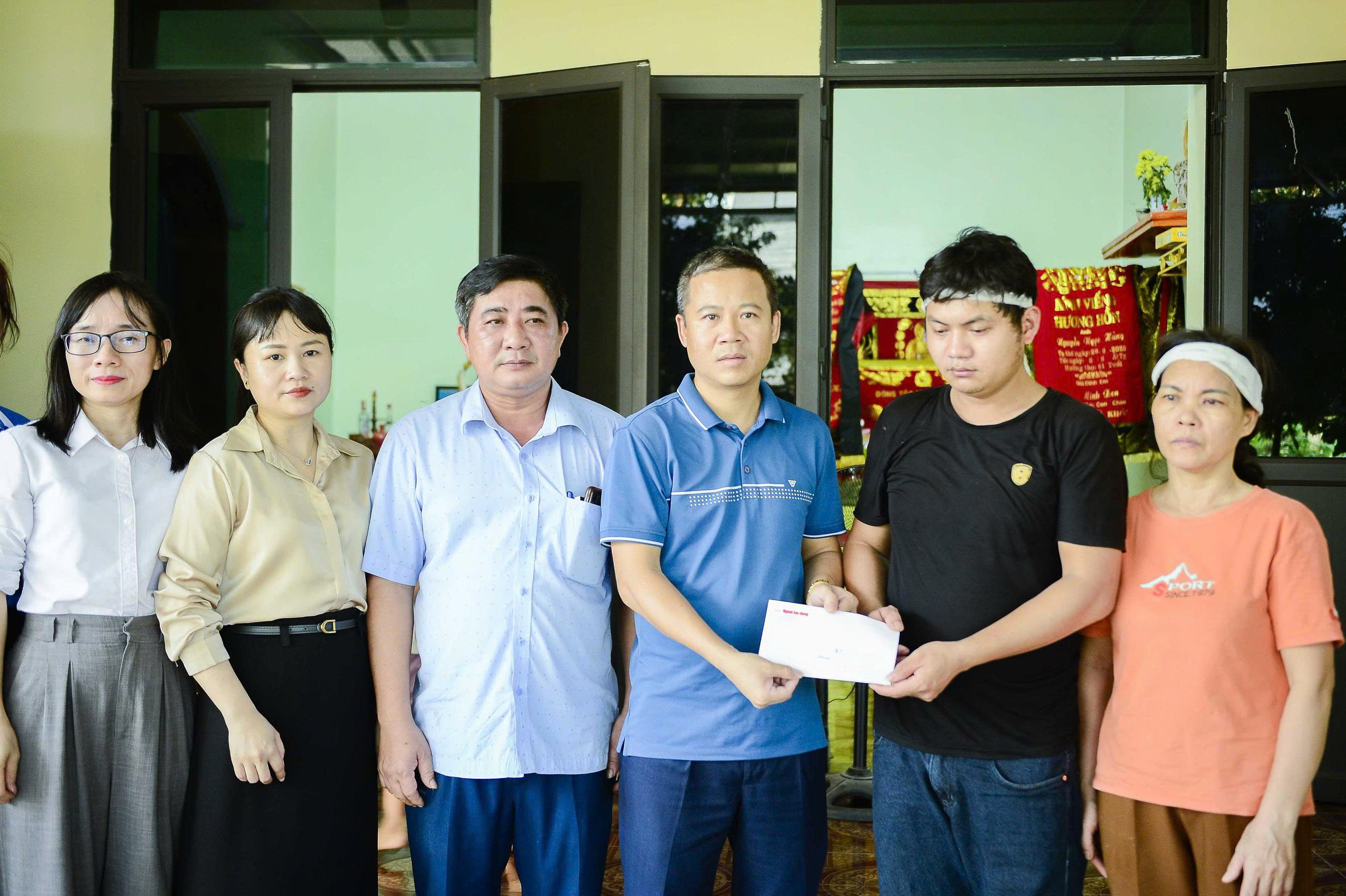 Báo Người Lao Động trao 60 triệu đồng tới gia đình gặp nạn bão số 10 ở Thanh Hóa - Ảnh 1.