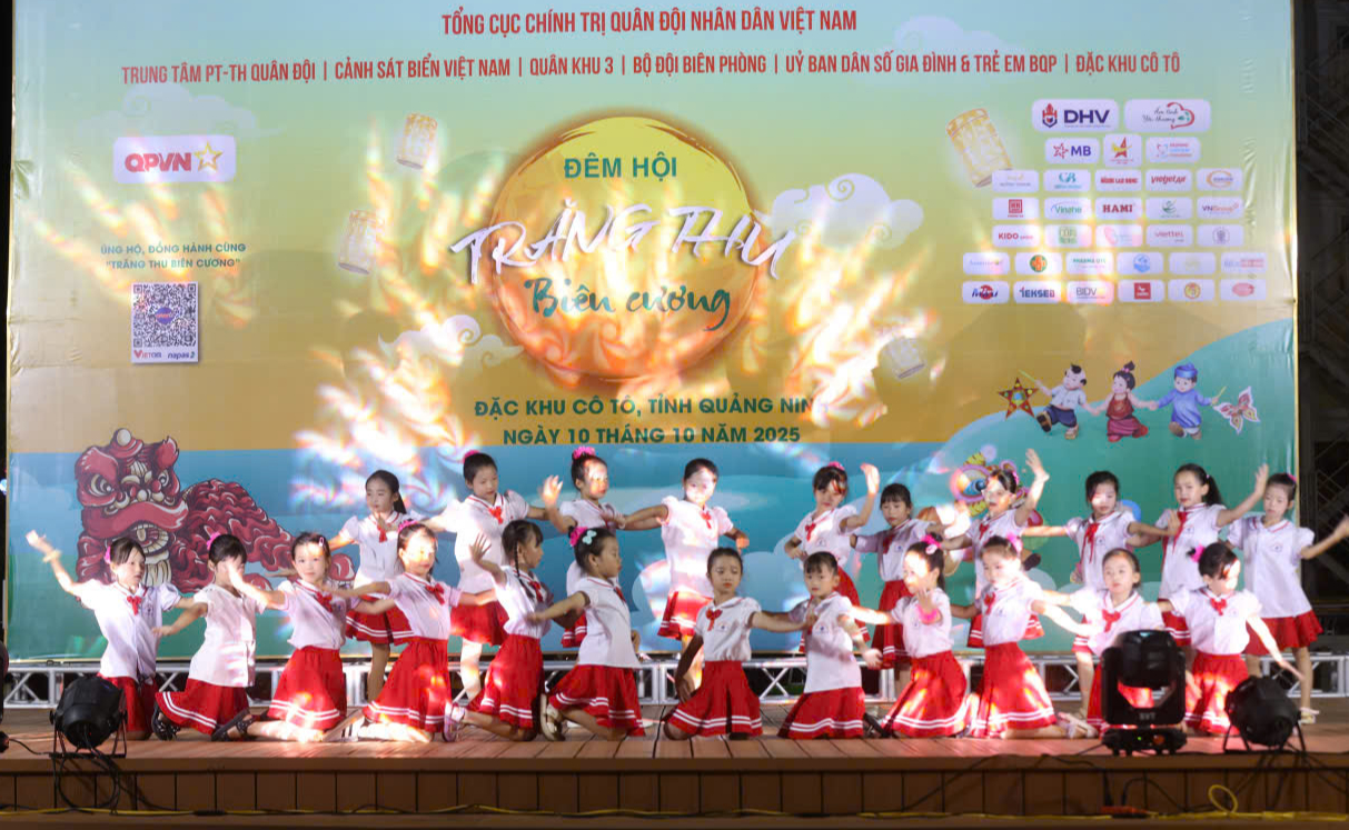 Báo Người Lao động hỗ trợ học sinh nghèo tại Cô Tô với 500 lá cờ Tổ quốc - Ảnh 1.