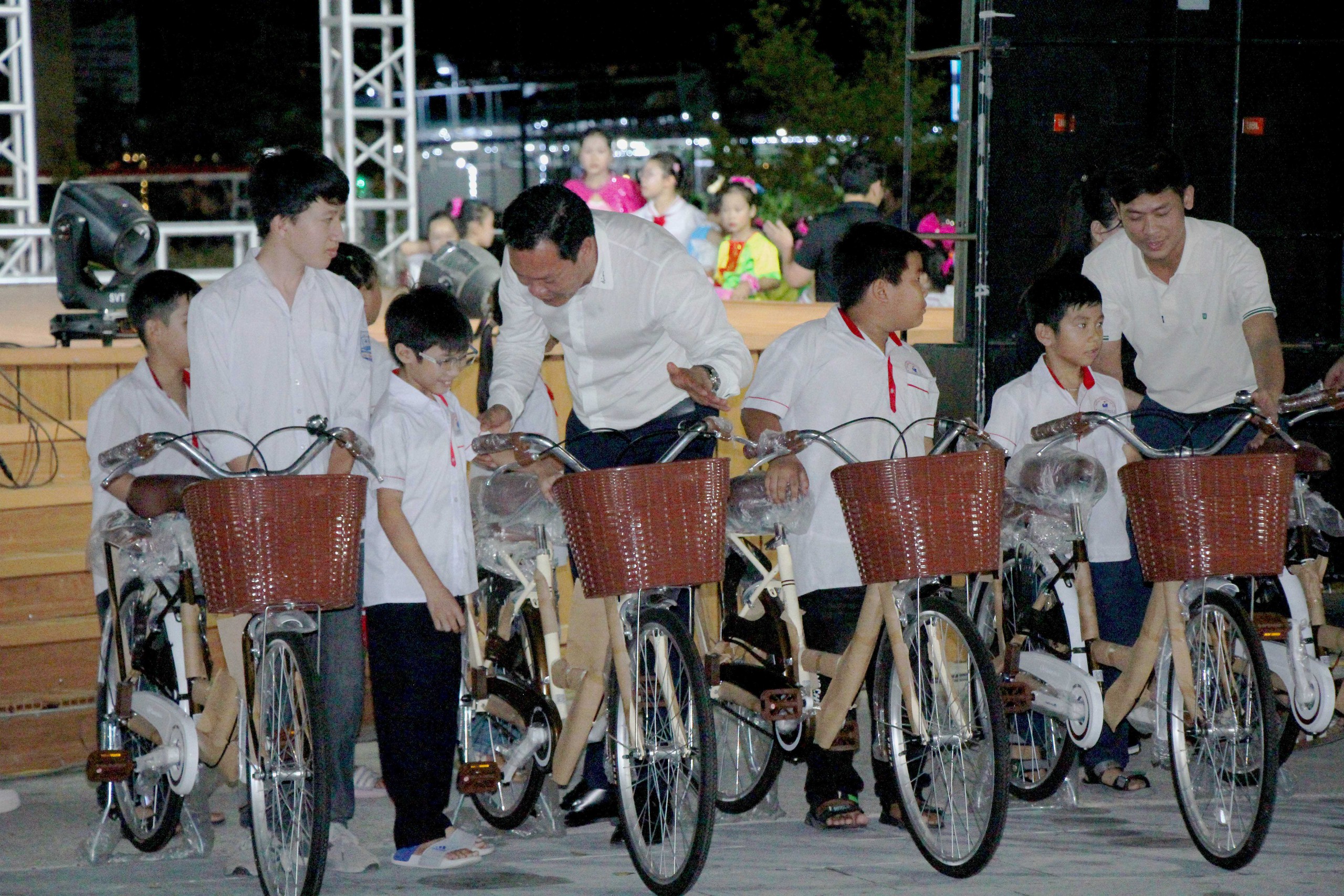 Báo Người Lao động hỗ trợ học sinh nghèo tại Cô Tô với 500 lá cờ Tổ quốc - Ảnh 5.