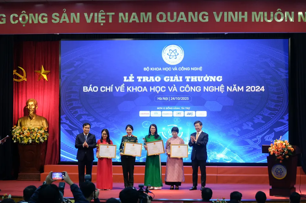 Đại diện 4 nhóm tác phẩm đạt giải Nhất giải báo chí về Khoa học và Công nghệ năm 2024. Ảnh: KHÁNH PHƯƠNG BÁO CHÍ