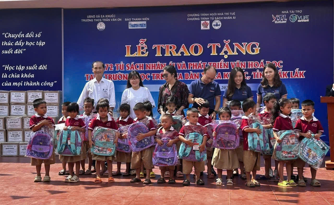 Báo Thanh Niên tổ chức tặng tủ sách, quà trung thu cho trẻ em xã Ea Knuếc- Ảnh 1. Báo Thanh Niên tổ chức tặng tủ sách, quà trung thu cho trẻ em xã Ea Knuếc- Ảnh 1.