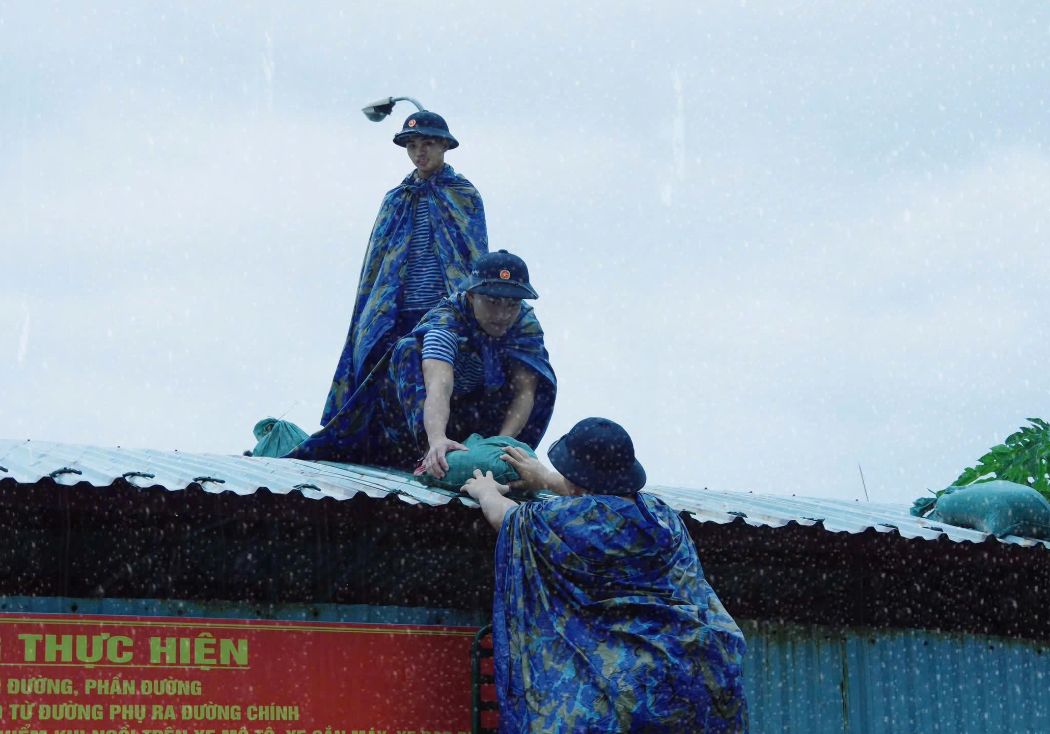 quân đội ra công điện hỏa tốc ứng phó bão số 11 - Ảnh 1.