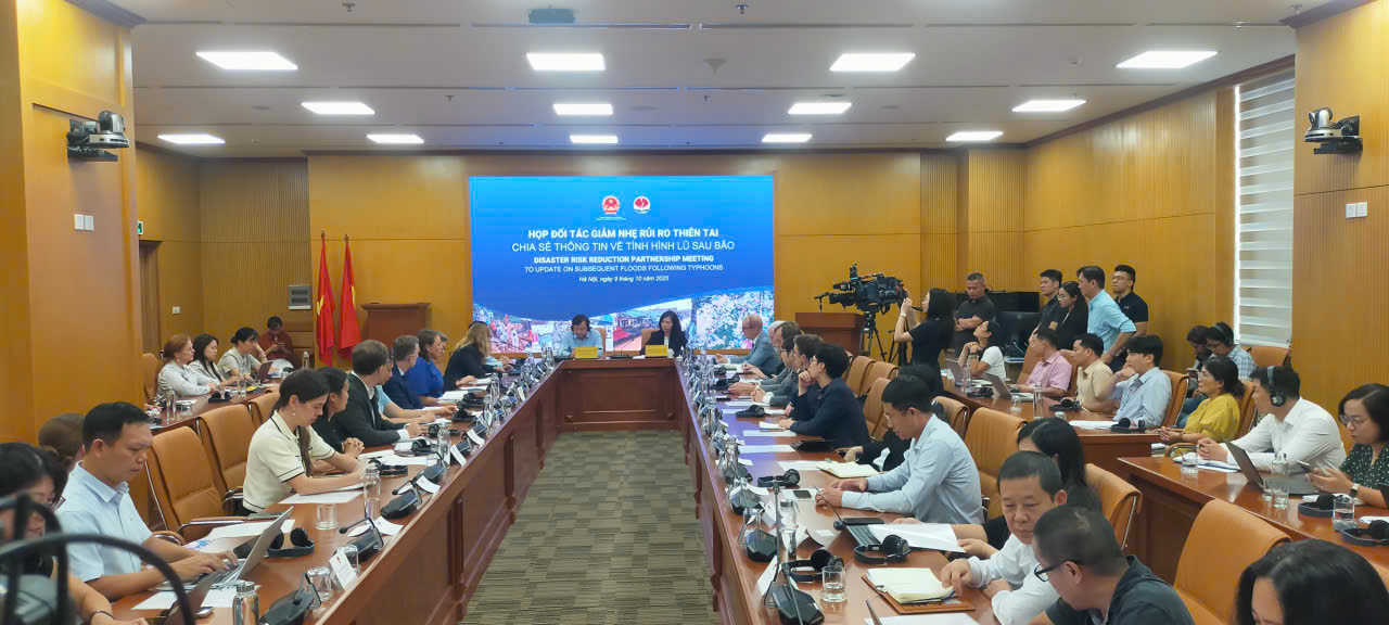 Bão không theo quy luật, lũ lịch sử chưa từng có, 'vượt ngưỡng chịu đựng người dân' - Ảnh 1.